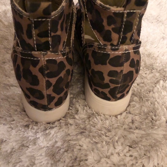 Size 6.5 wedge style lace up canvas sneaker by Very G. - Picture 4 of 5